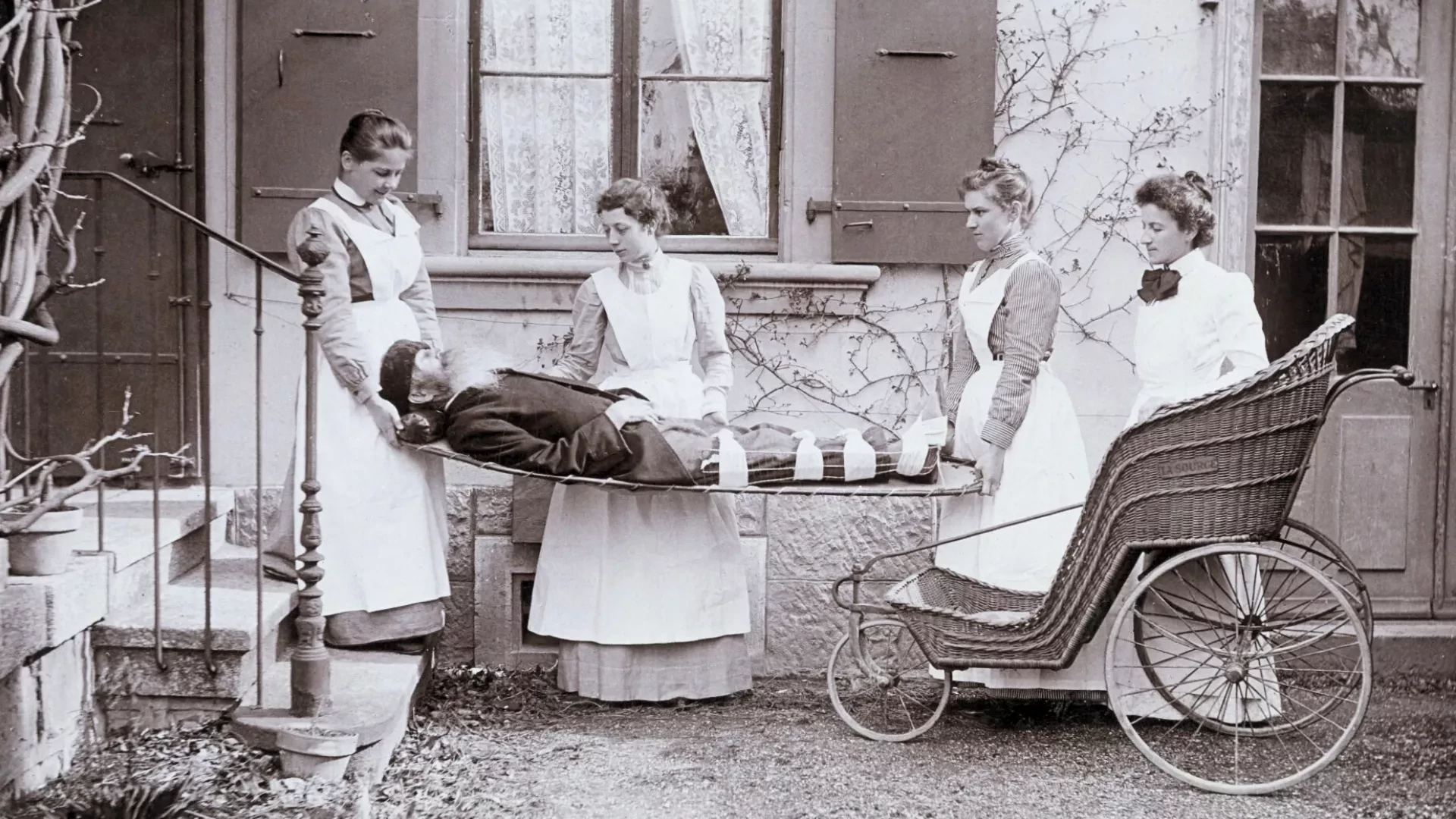 Vers 1900. Transport d’un blessé par les élèves. Lausanne. Archives Fondation La Source.