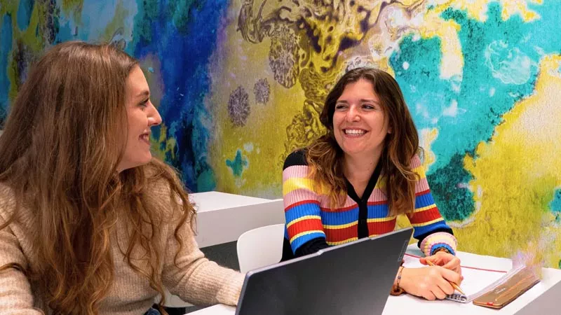 Etudiantes souriantes