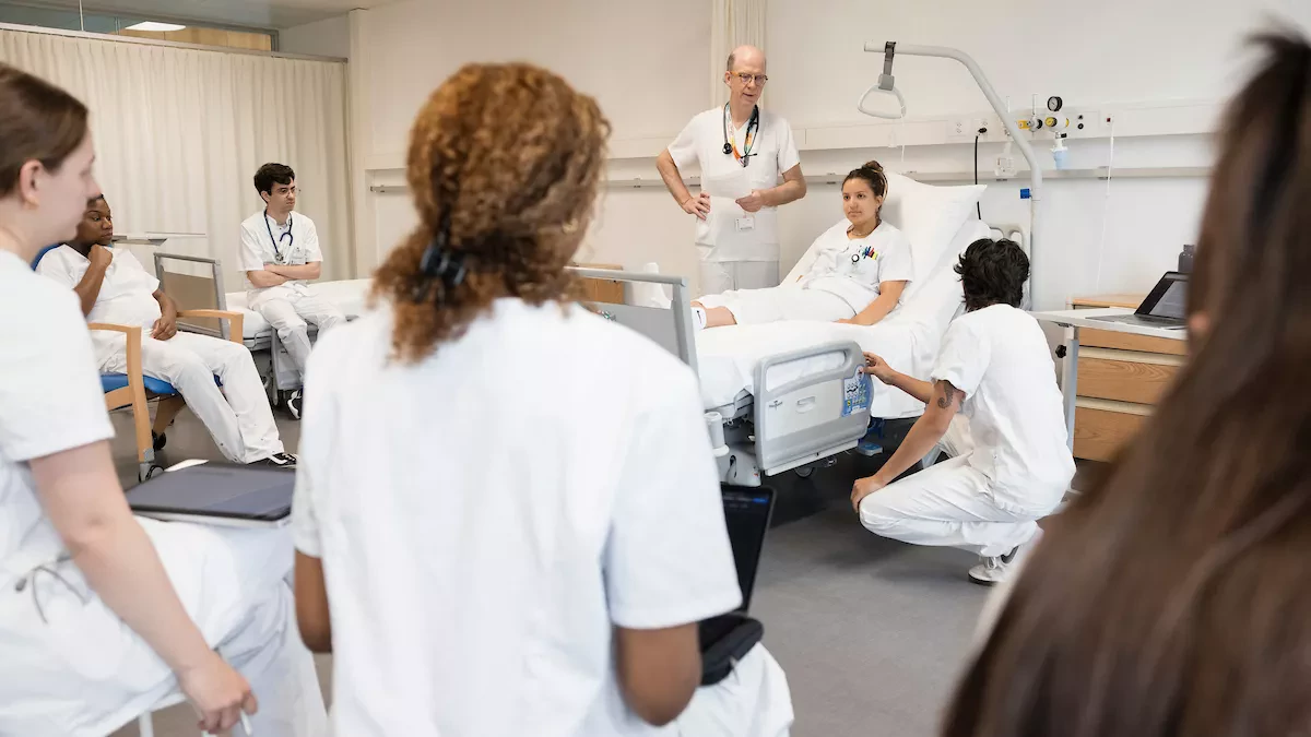 Etudiants en Soins infirmiers avec un patient simulé