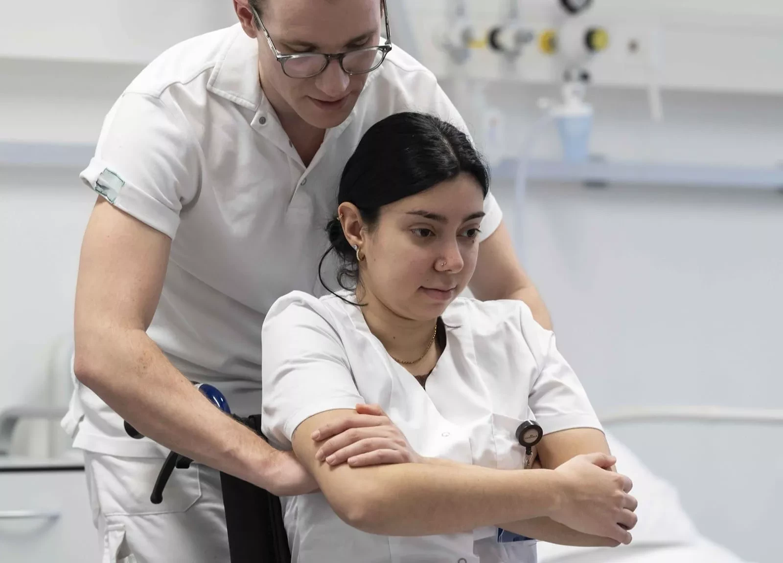 Formation dans l'hôpital simulé avec chaise roulante