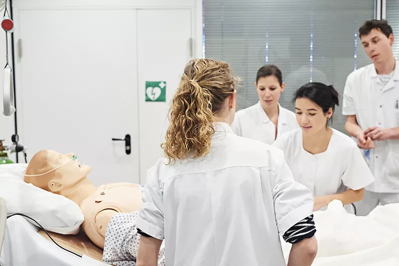 Etudiants en soins infirmiers dans les locaux de La Source à Sebeillon