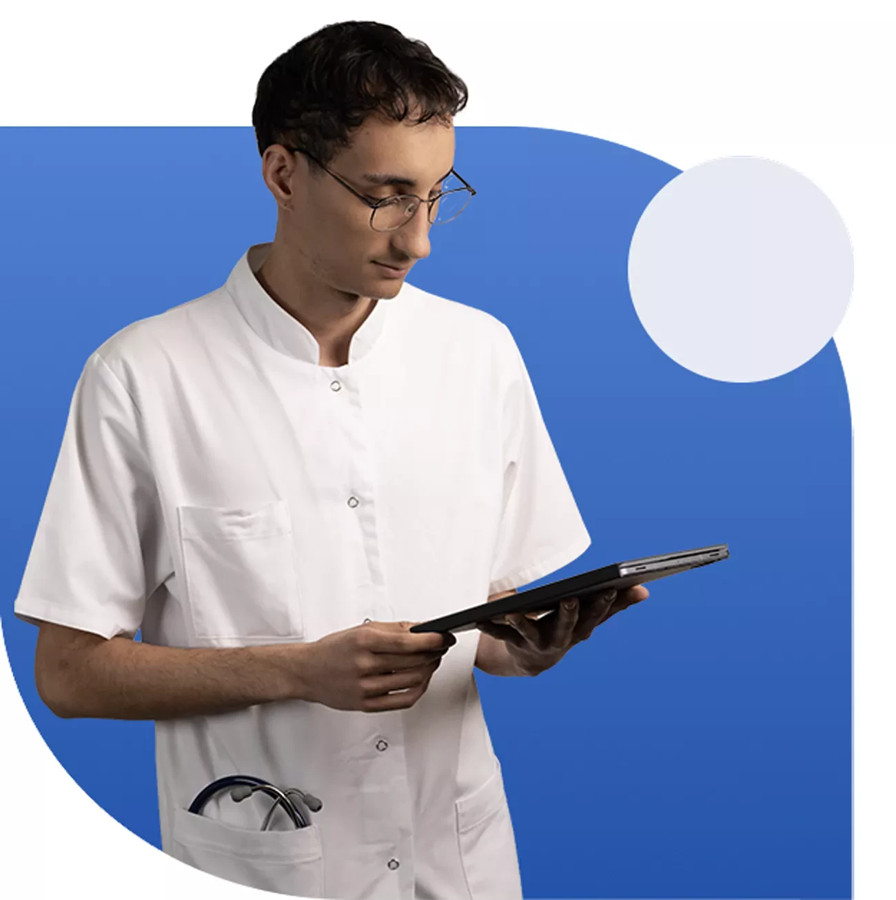 Etudiant infirmier à La Source lisant tablette