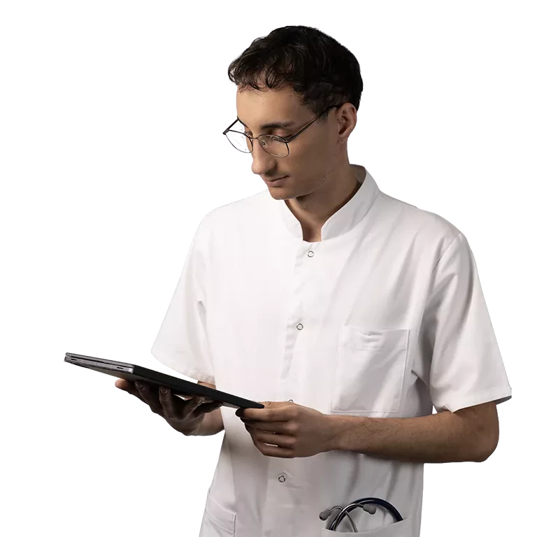 Etudiant en soins infirmiers lisant sur une tablette