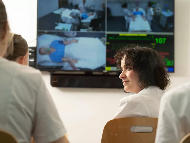 étudiante infirmière discute durant un debriefing après une simulation