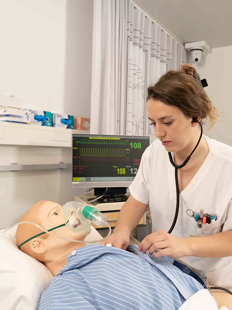 étudiante infirmière ausculte mannequin durant une simulation