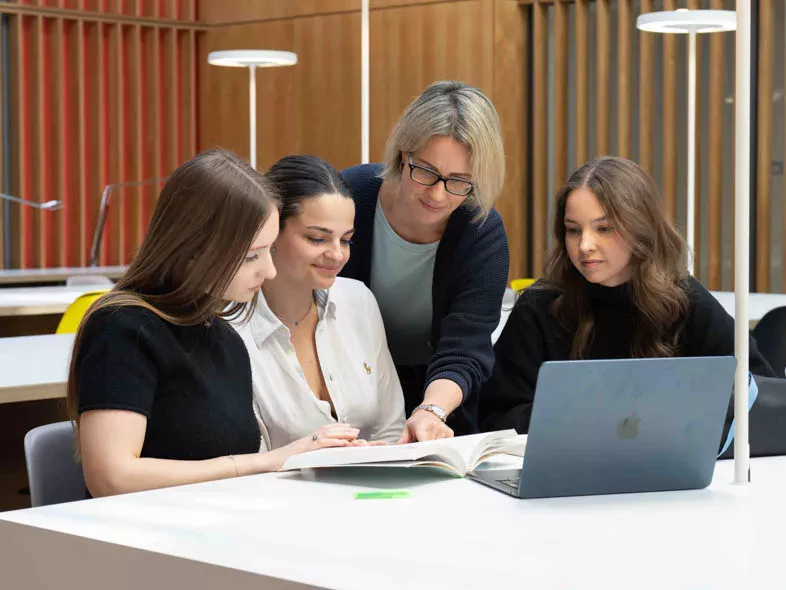 Bibliothécaire de La Source qui explique aux étudiantes un document