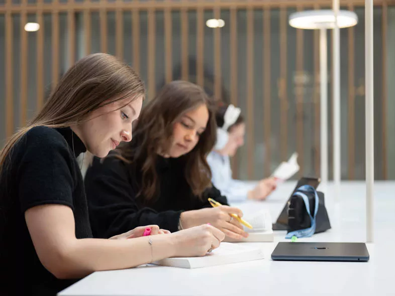 Etudiantes La Source à la bibliothèque