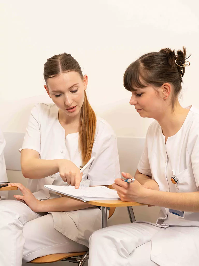 Deux étudiantes infirmières en salle de cours