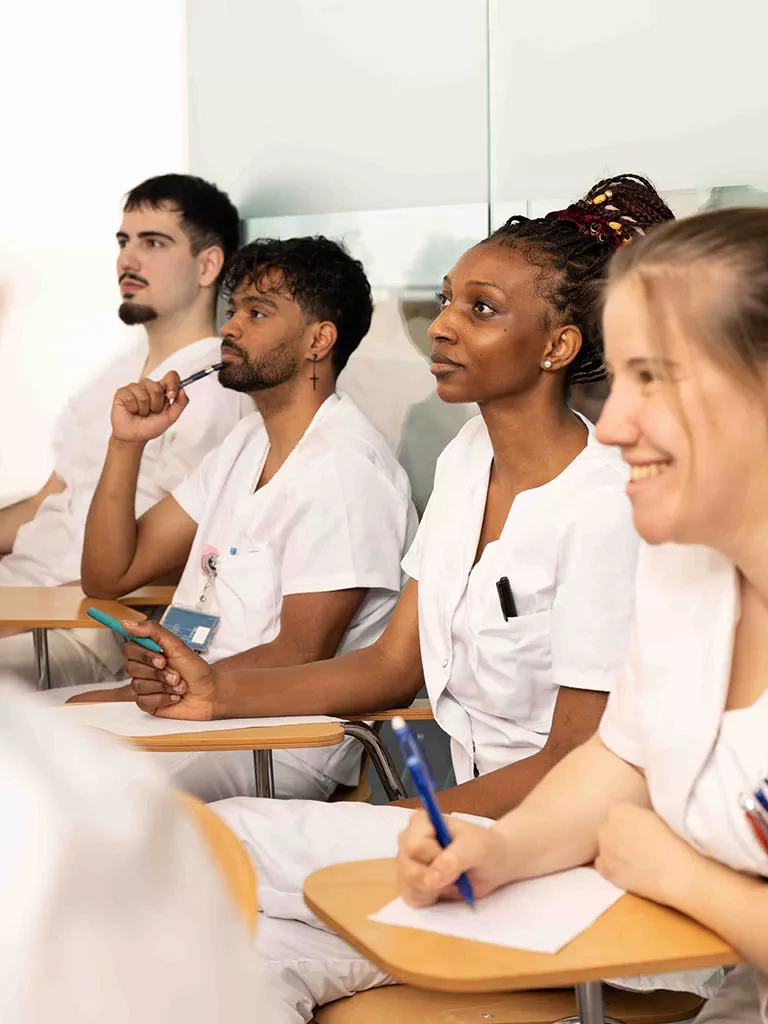 etudiants-infirmiers-prenant-note