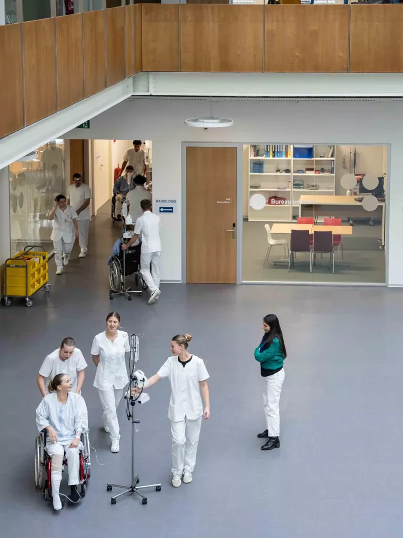Etudiants pratiquent les déplacements avec un fauteuil roulant et une perfusion