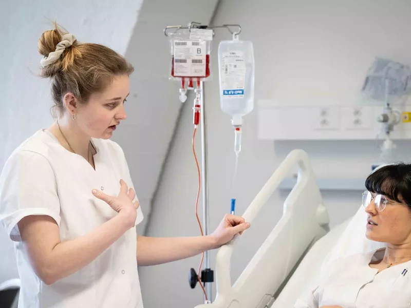Etudiantes en soins infirmiers durant une simulation La Source