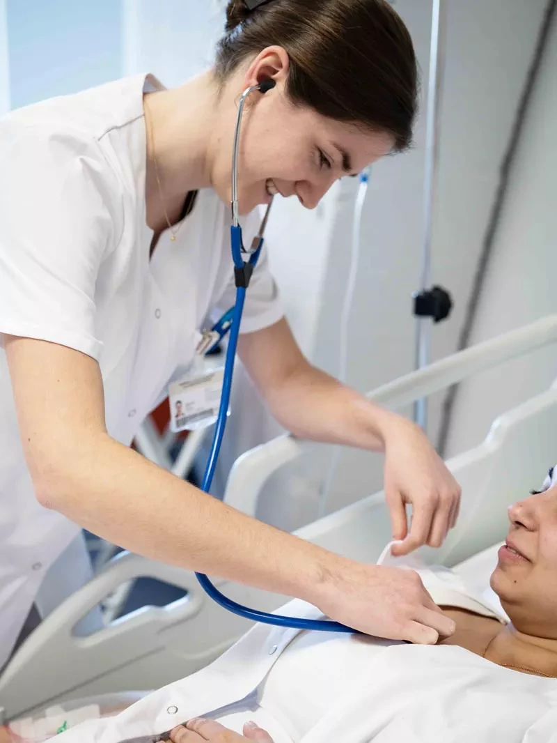 Infirmière avec stéthoscope sur patiente
