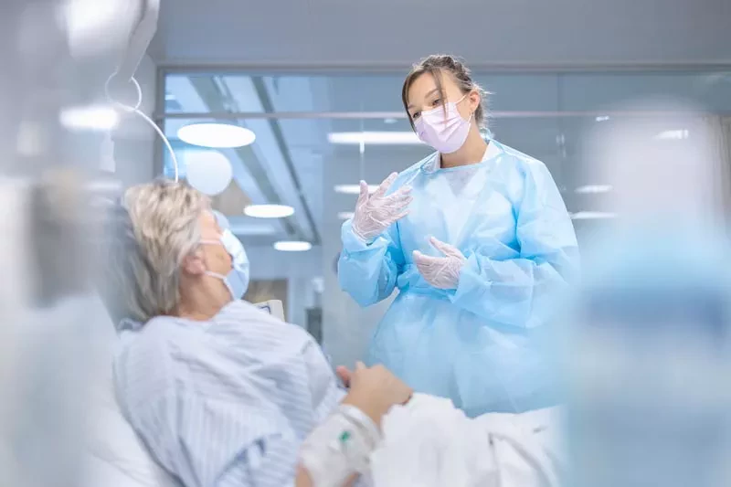 Patiente simulée avec infirmière en blouse de chirurgie