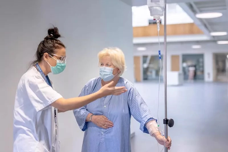 Infirmière avec patiente simulée à La Source