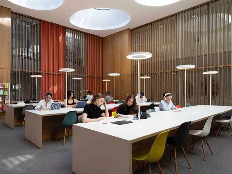 étudiants à la bibliothèque CEDOC