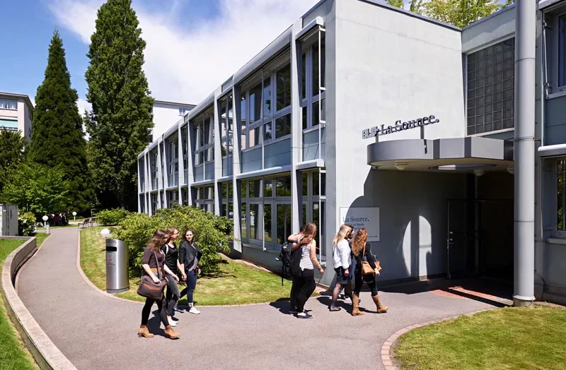 Etudiantes entrant dans le bâtiment de Vinet de la HEdS La Source
