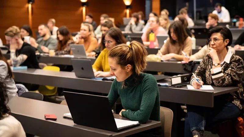 Etudiants en formation continue travaillent dans l'auditoire