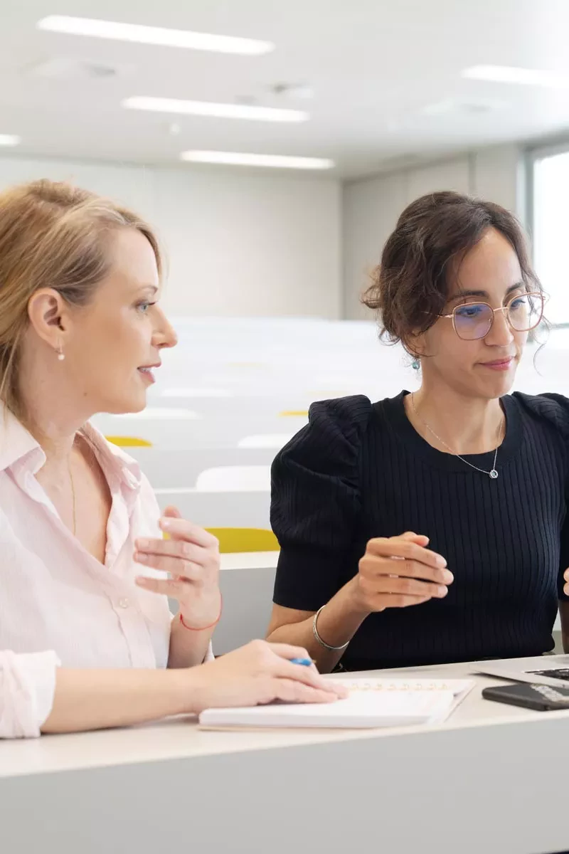 Deux étudiantes travaillent ensemble