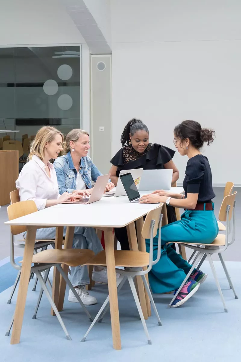 Etudiantes travaillent en groupe