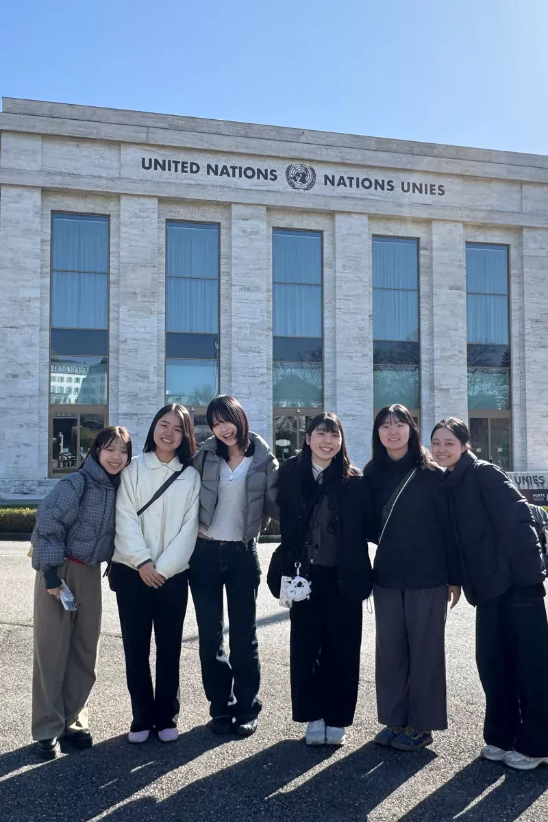 Etudiantes japonaises de la Summer University 2026 devant les Nations Unies